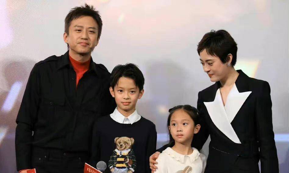 邓超孙俪夫妇带儿女现身首映礼，基因太强，一看就是亲生的