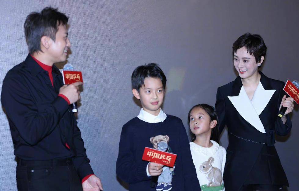邓超孙俪夫妇带儿女现身首映礼，基因太强，一看就是亲生的