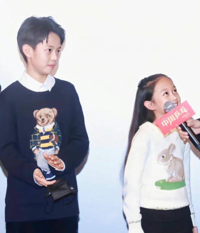 邓超孙俪夫妇带儿女现身首映礼，基因太强，一看就是亲生的