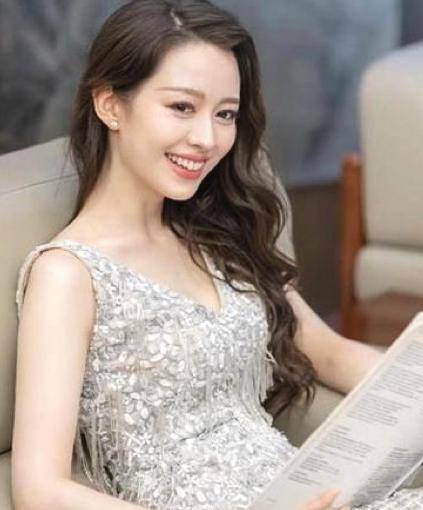 吉娜与莫文蔚合影，晒照后被质疑心机P图，网友：心疼莫文蔚