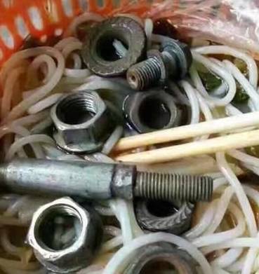 搞笑图片幽默段子笑话：媳妇，今晚我请你吃大餐，咱们奢侈一回