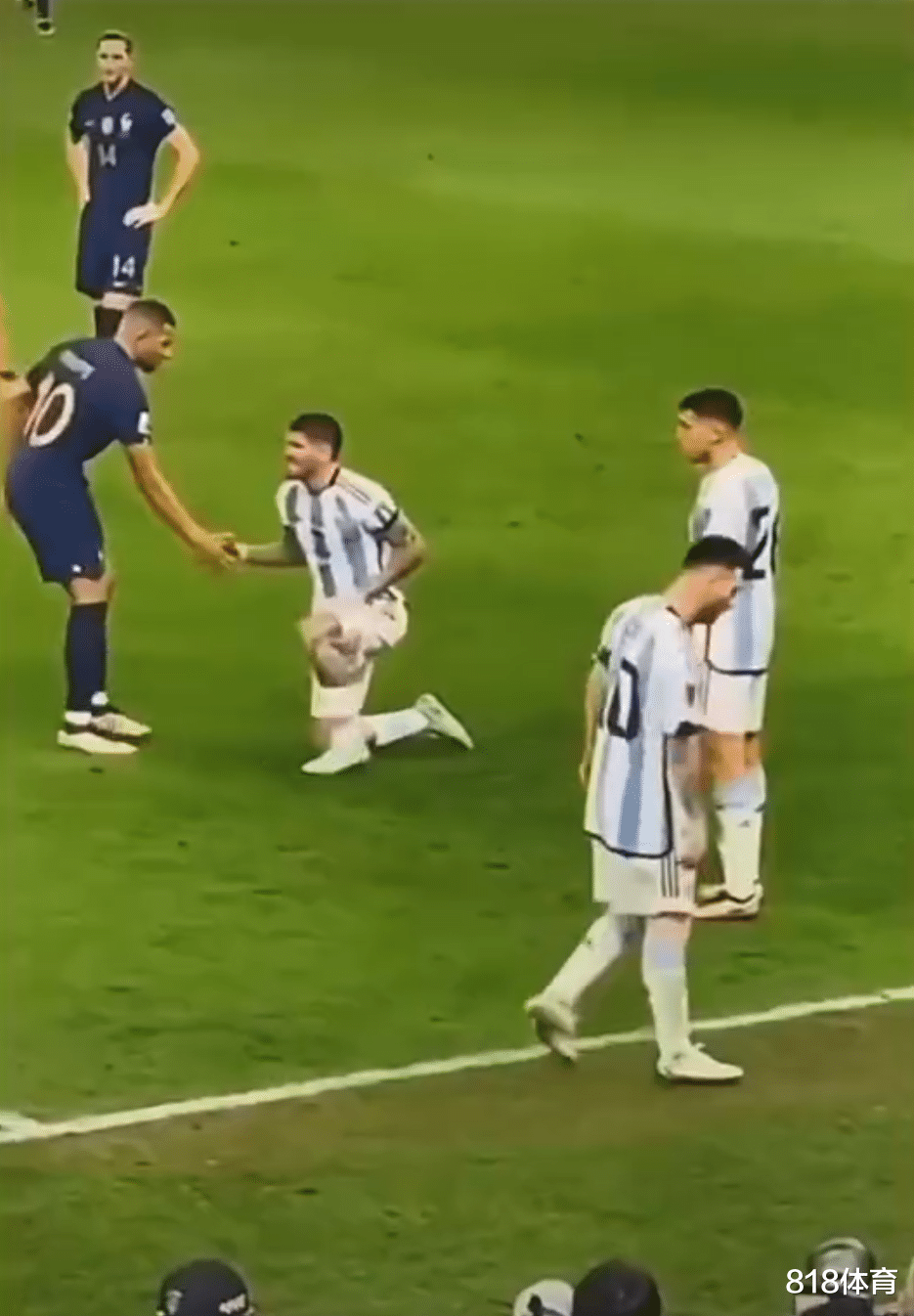严重地！决赛中，姆巴佩用手撑住梅西的任意球，却本可以用脚敬球王