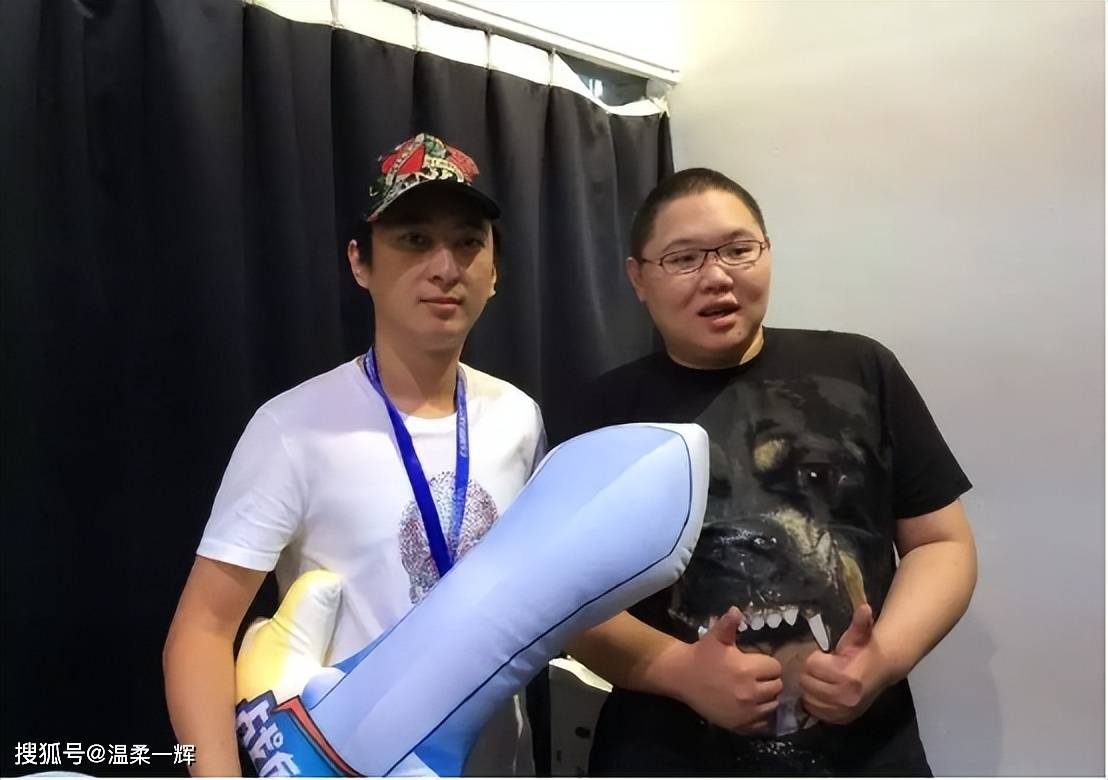 啥情况？全网喊PDD玩逆水寒魔兽老兵服？骚猪回复亮了