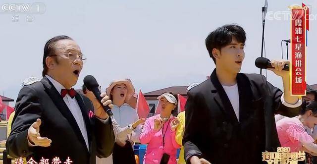 杨洪基：心连心演出现场秀书法，79岁高龄仍一口气唱5首流行歌
