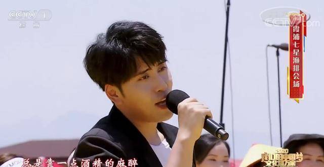 杨洪基：心连心演出现场秀书法，79岁高龄仍一口气唱5首流行歌