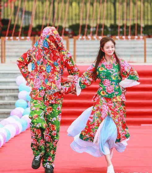 与安以轩同框被diss，一身红又如何？照样被秒的连渣都不剩