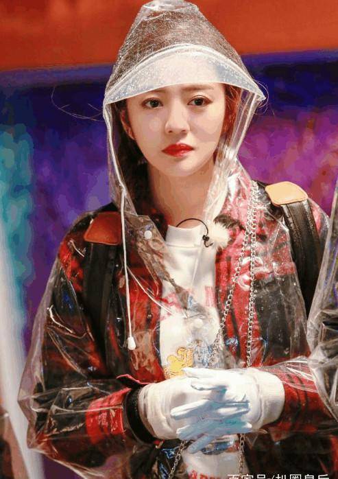 与安以轩同框被diss，一身红又如何？照样被秒的连渣都不剩