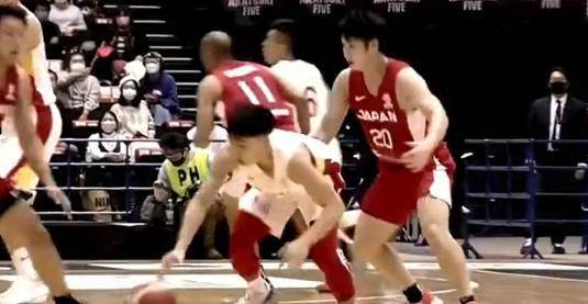 徐杰真变强了！连遭日本包夹，仍从容持球+造犯规，活该打服日迷