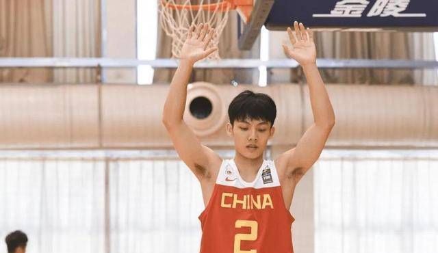 徐杰真变强了！连遭日本包夹，仍从容持球+造犯规，活该打服日迷