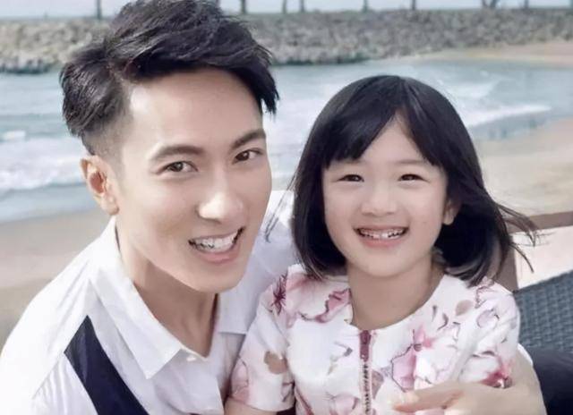 “冻龄爸爸”走红，与女儿相差25岁合照像情侣，女儿：真是我亲爸