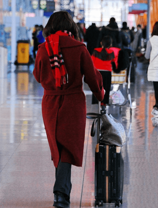赵薇现身机场超接地气，素颜搭配厚厚的衣服，却失去了时尚度
