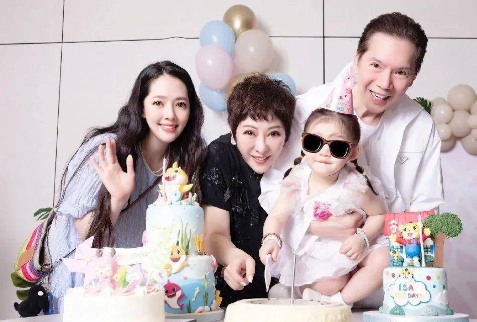 奚梦瑶全家福四太站C位，郭碧婷老公失踪被向太宠上天…同年嫁豪门如今路不同