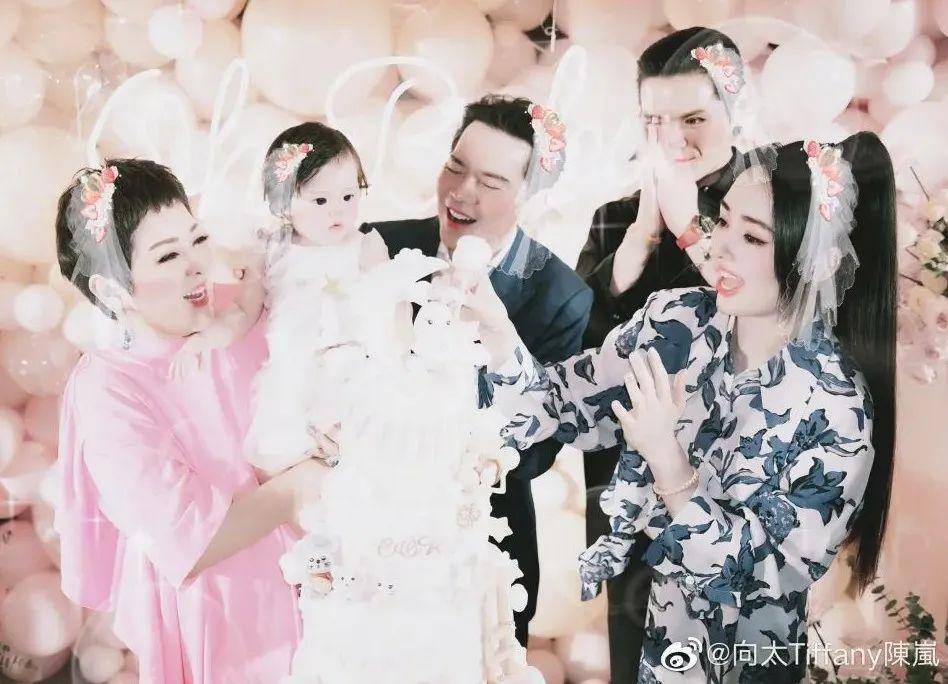 奚梦瑶全家福四太站C位，郭碧婷老公失踪被向太宠上天…同年嫁豪门如今路不同