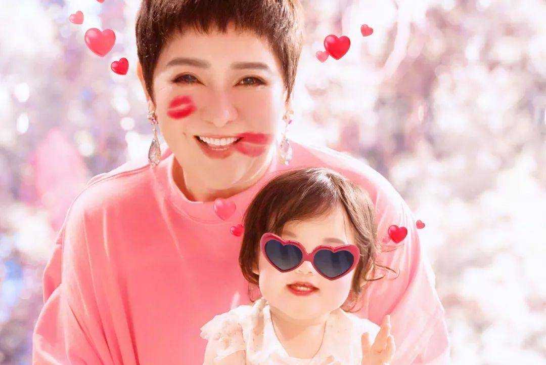 奚梦瑶全家福四太站C位，郭碧婷老公失踪被向太宠上天…同年嫁豪门如今路不同
