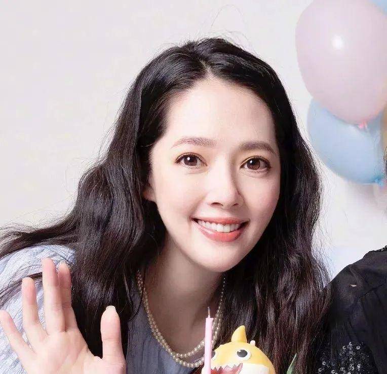 奚梦瑶全家福四太站C位，郭碧婷老公失踪被向太宠上天…同年嫁豪门如今路不同