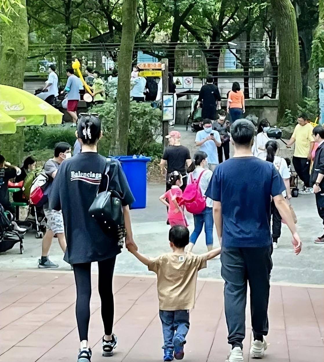 奚梦瑶全家福四太站C位，郭碧婷老公失踪被向太宠上天…同年嫁豪门如今路不同