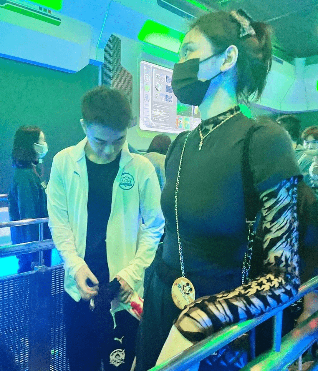 奚梦瑶全家福四太站C位，郭碧婷老公失踪被向太宠上天…同年嫁豪门如今路不同