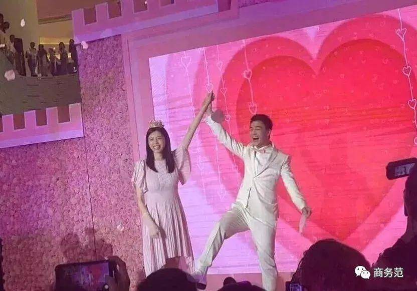 奚梦瑶全家福四太站C位，郭碧婷老公失踪被向太宠上天…同年嫁豪门如今路不同