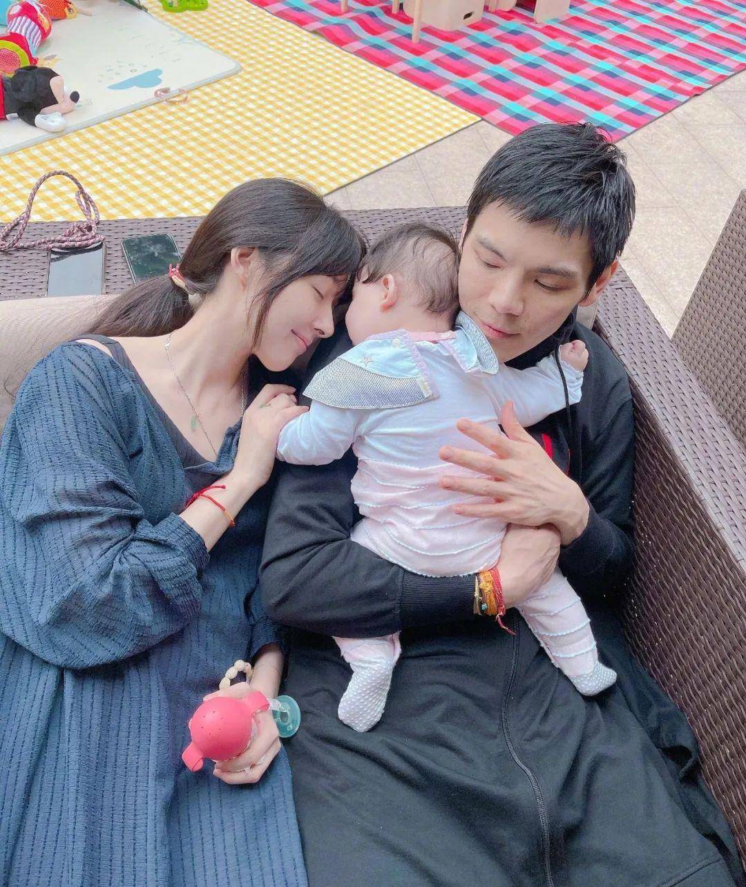 奚梦瑶全家福四太站C位，郭碧婷老公失踪被向太宠上天…同年嫁豪门如今路不同