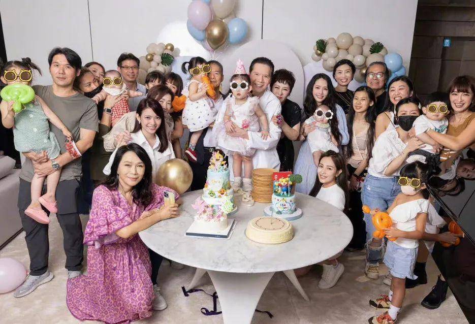 奚梦瑶全家福四太站C位，郭碧婷老公失踪被向太宠上天…同年嫁豪门如今路不同