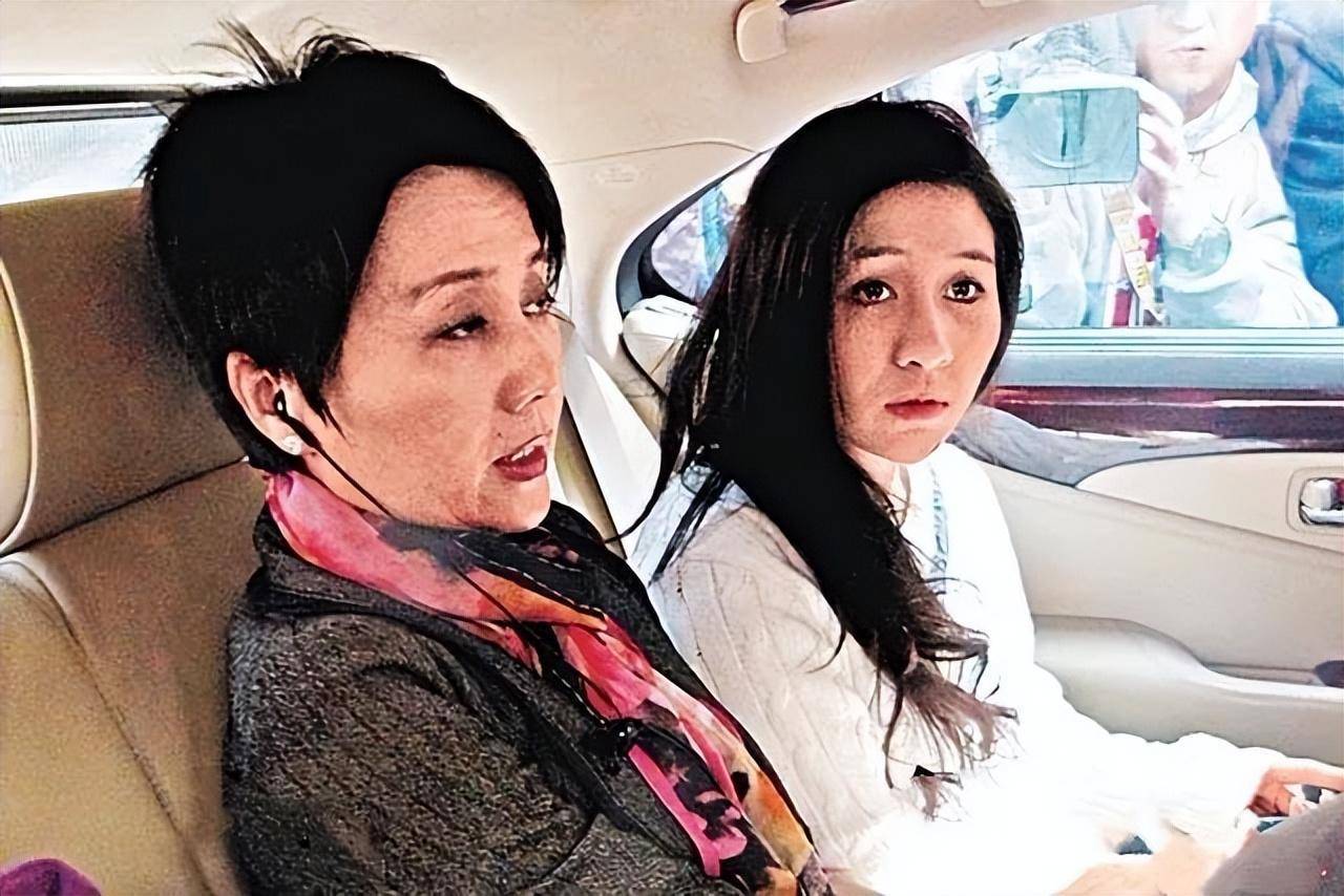 奚梦瑶全家福四太站C位，郭碧婷老公失踪被向太宠上天…同年嫁豪门如今路不同