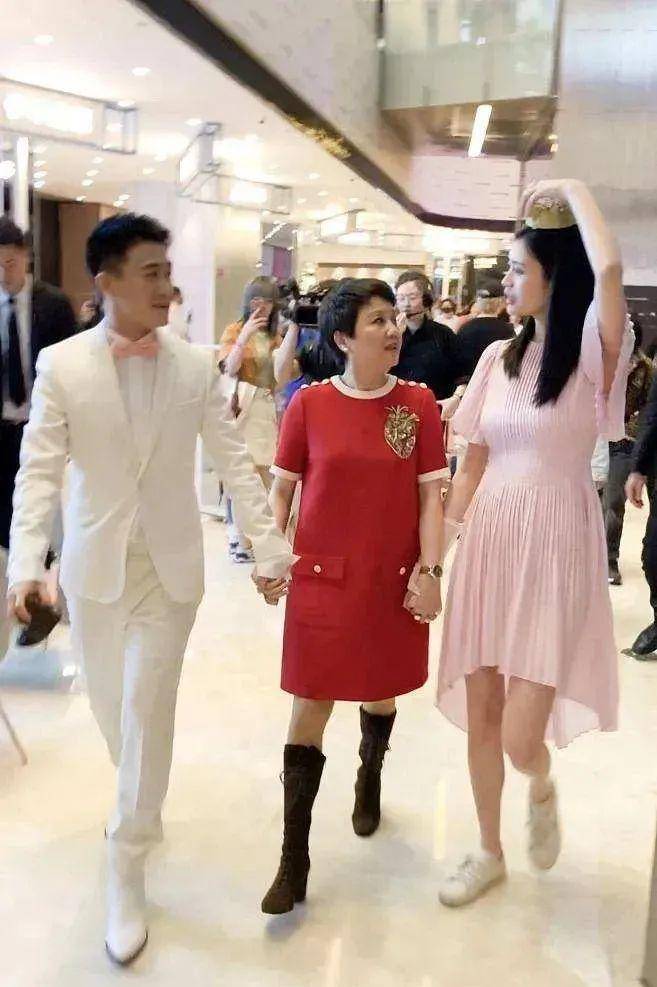 奚梦瑶全家福四太站C位，郭碧婷老公失踪被向太宠上天…同年嫁豪门如今路不同