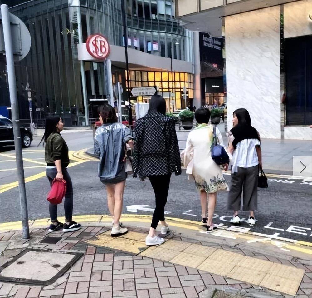 奚梦瑶全家福四太站C位，郭碧婷老公失踪被向太宠上天…同年嫁豪门如今路不同