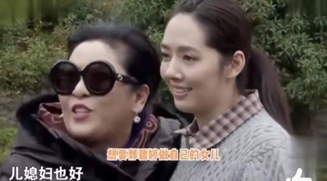 奚梦瑶全家福四太站C位，郭碧婷老公失踪被向太宠上天…同年嫁豪门如今路不同