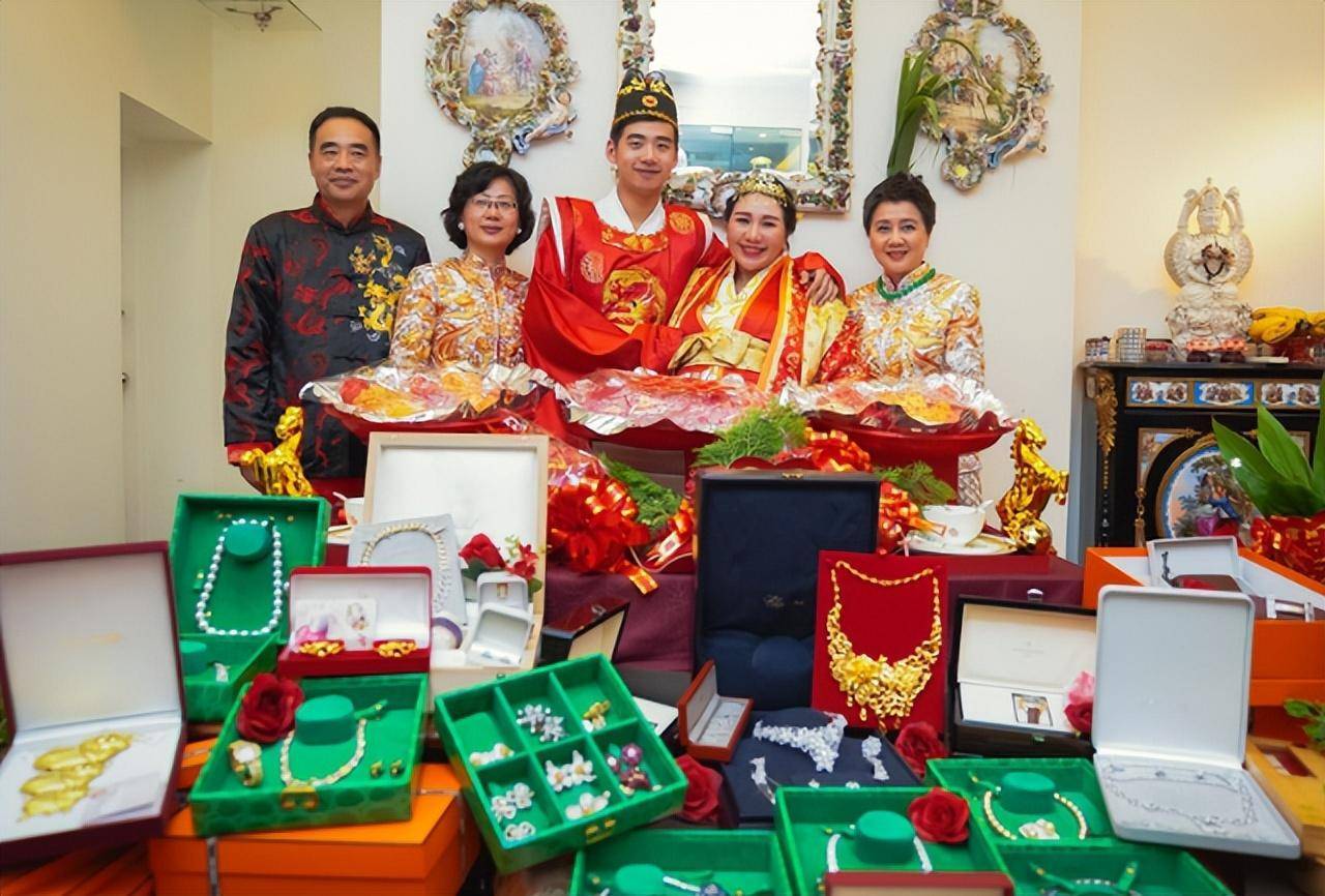奚梦瑶全家福四太站C位，郭碧婷老公失踪被向太宠上天…同年嫁豪门如今路不同