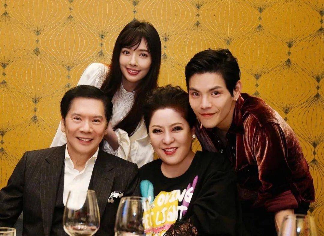 奚梦瑶全家福四太站C位，郭碧婷老公失踪被向太宠上天…同年嫁豪门如今路不同