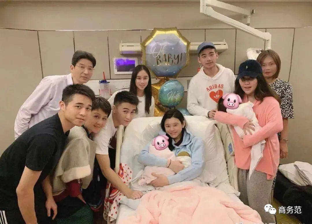 奚梦瑶全家福四太站C位，郭碧婷老公失踪被向太宠上天…同年嫁豪门如今路不同