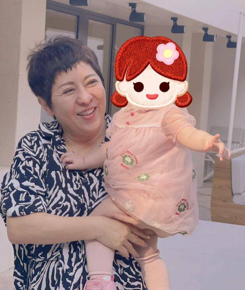 奚梦瑶全家福四太站C位，郭碧婷老公失踪被向太宠上天…同年嫁豪门如今路不同