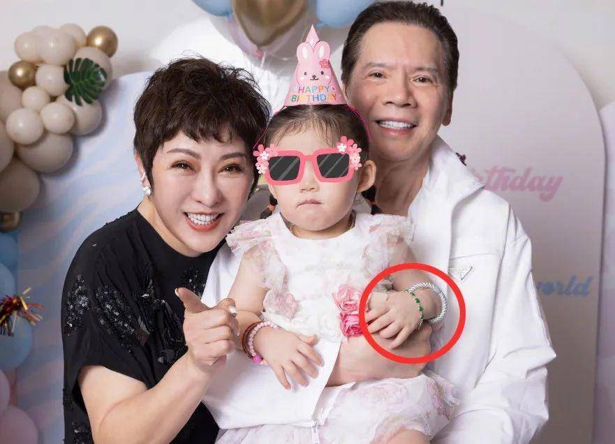 奚梦瑶全家福四太站C位，郭碧婷老公失踪被向太宠上天…同年嫁豪门如今路不同