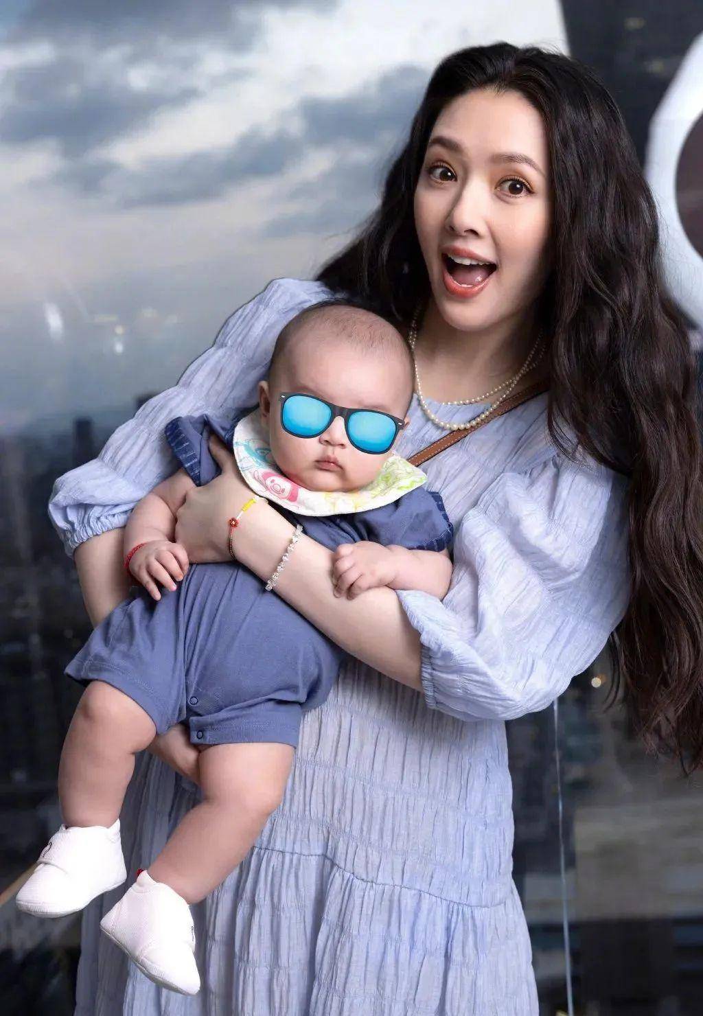 奚梦瑶全家福四太站C位，郭碧婷老公失踪被向太宠上天…同年嫁豪门如今路不同