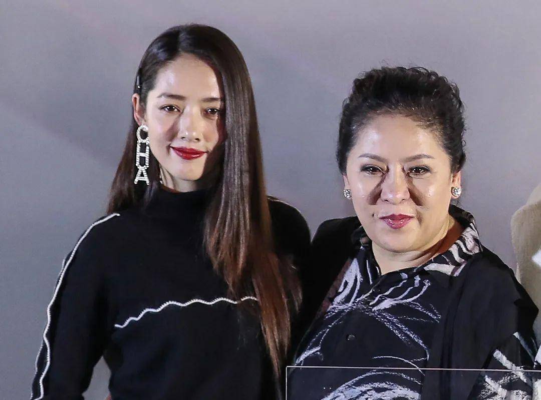 奚梦瑶全家福四太站C位，郭碧婷老公失踪被向太宠上天…同年嫁豪门如今路不同