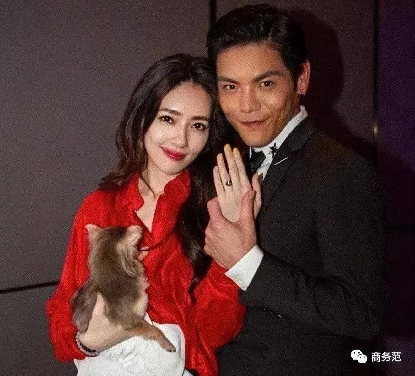 奚梦瑶全家福四太站C位，郭碧婷老公失踪被向太宠上天…同年嫁豪门如今路不同