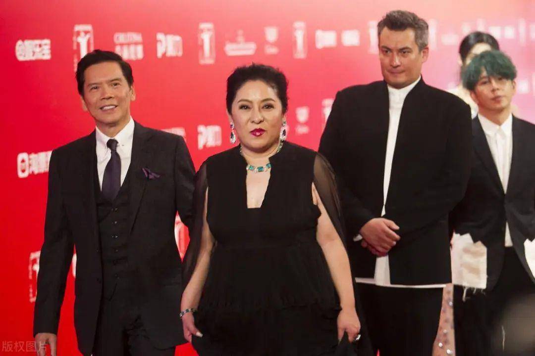 奚梦瑶全家福四太站C位，郭碧婷老公失踪被向太宠上天…同年嫁豪门如今路不同