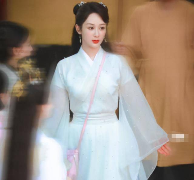 《萌探》迎来“白娘子”赵雅芝，和杨紫唱主题曲，有谁注意到杨颖