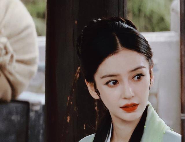 《萌探》迎来“白娘子”赵雅芝，和杨紫唱主题曲，有谁注意到杨颖