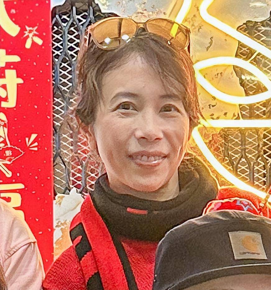 52岁莫文蔚晒近照，素颜无滤镜曝光真实颜值，眼纹明显面部略松弛