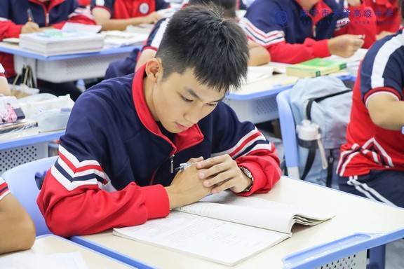 新高考背景下，到底要不要复读？人气榜高三复读学校专业解读