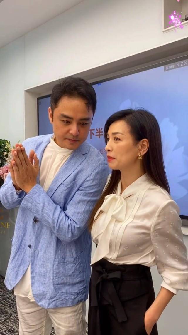 明道晒儿子高清侧脸，2岁小小明脸颊圆润，长得太像妈妈王婷萱