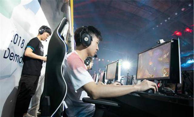 “游戏迷”姚明来了！姚明观战LOL中韩大战，赛后与6队员合影