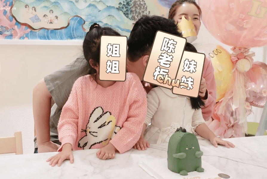 张子萱晒全家福为3岁小女儿庆生，陈赫对妻子撒娇，对其称呼好甜