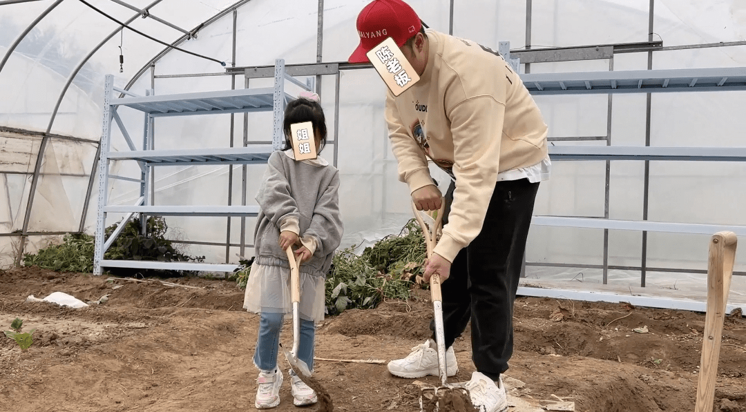 张子萱晒全家福为3岁小女儿庆生，陈赫对妻子撒娇，对其称呼好甜