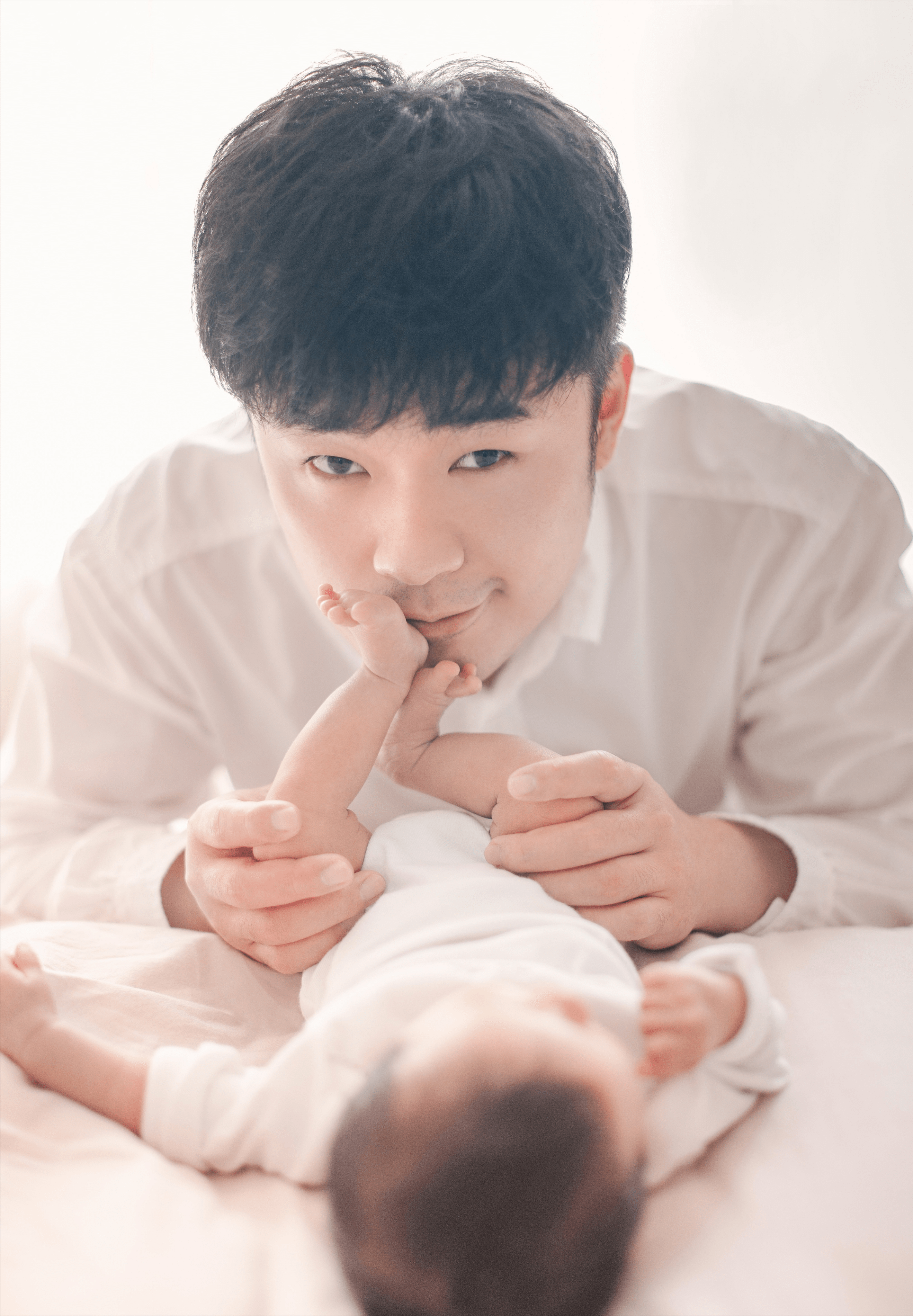 张子萱晒全家福为3岁小女儿庆生，陈赫对妻子撒娇，对其称呼好甜