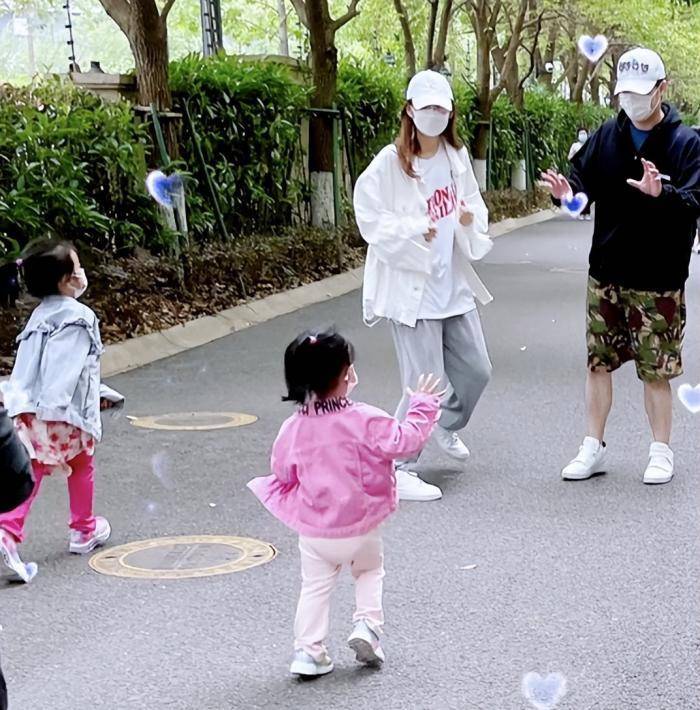 张子萱晒全家福为3岁小女儿庆生，陈赫对妻子撒娇，对其称呼好甜