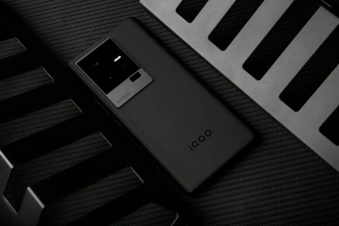再次成功地定位跃级——iQOO 11系列继续夯实高端赛道