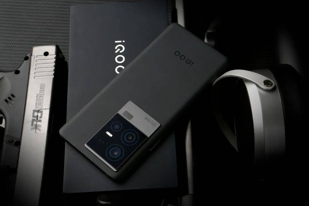 再次成功地定位跃级——iQOO 11系列继续夯实高端赛道