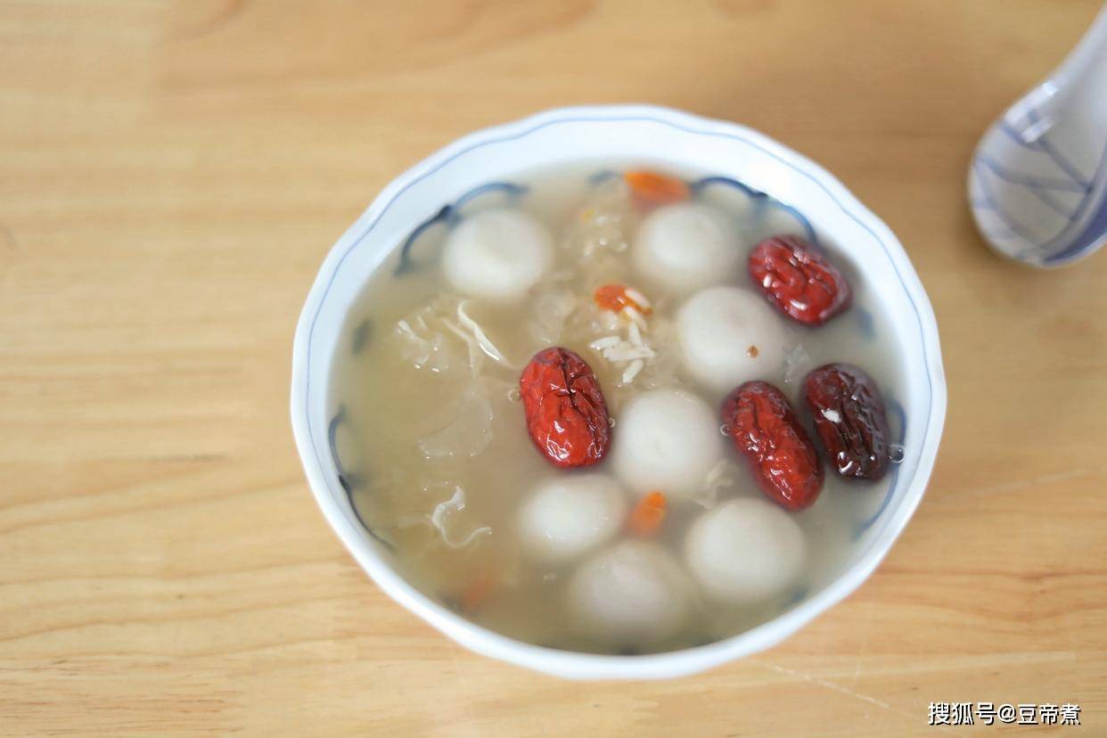 冬至买的速冻汤圆，不要单纯煮糖水，跟着我这样煮一锅也不够吃
